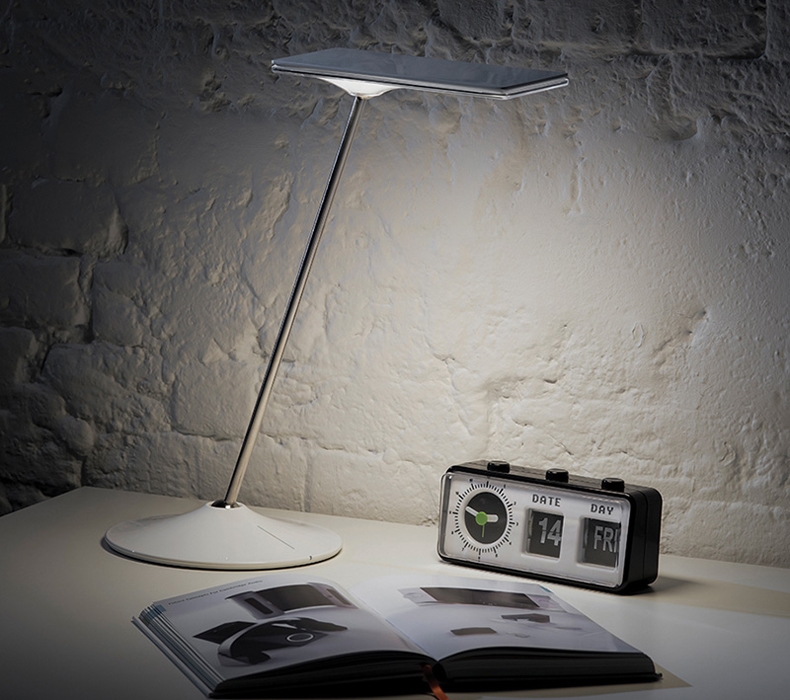 A Humanscale Horizon 2.0 LED Task Light sitting on a desk